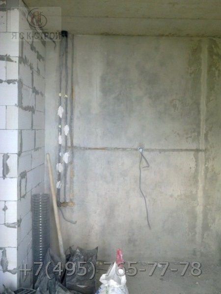 Здесь видно на фото фиксация проводов в штробах стены на элебастру